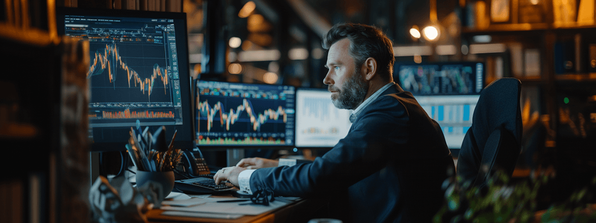 muzhchina-izuchaet-stoimost-obligaczij-federalnogo-zajma-ofz.